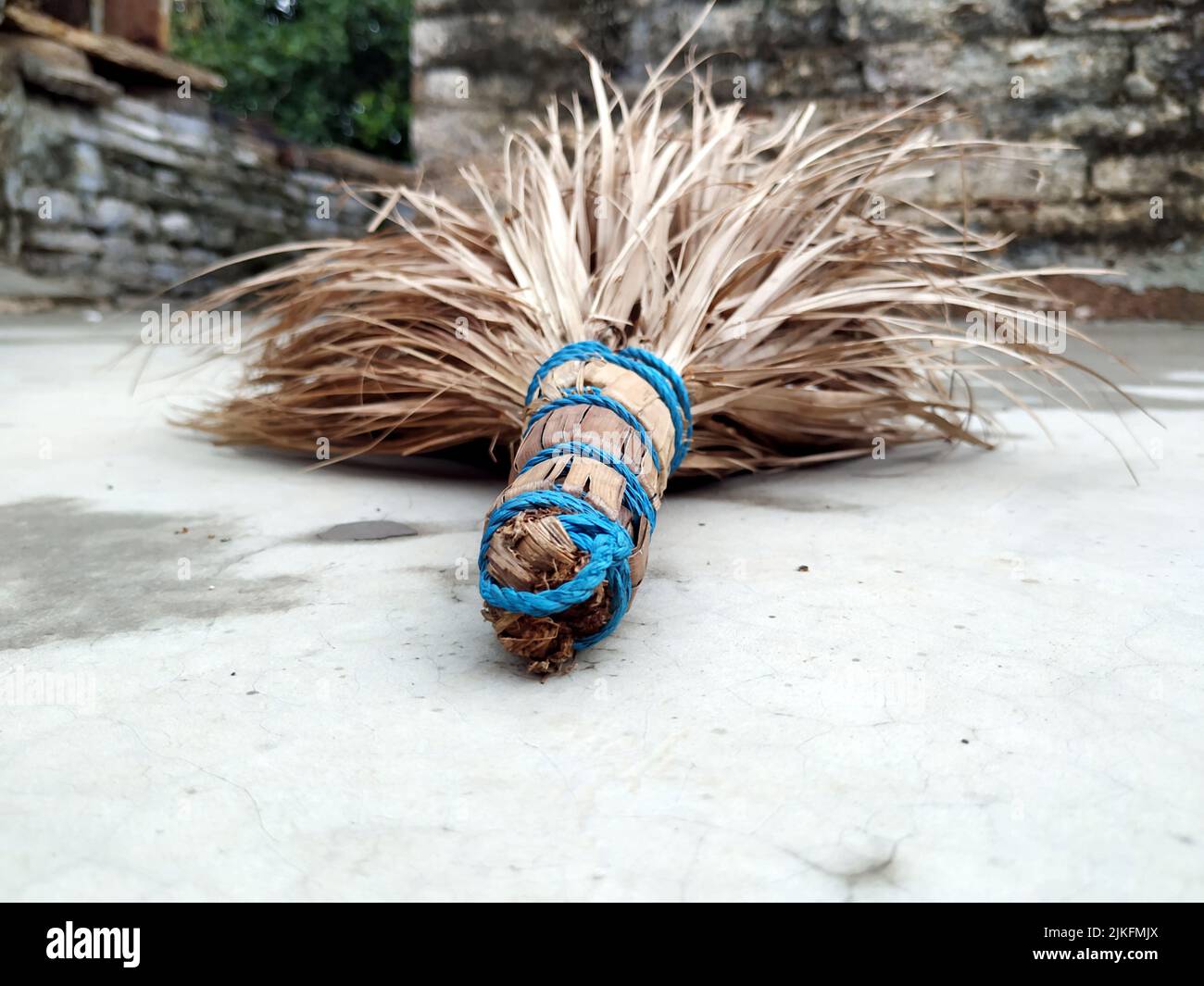 Braune Besen auf den Boden gelegt Stockfoto