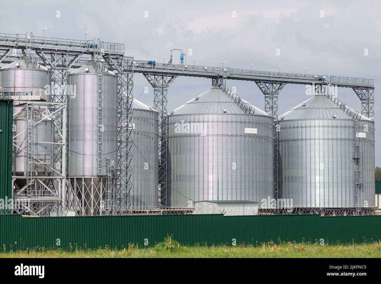 Moderne große Getreidespeicher Agro-Silos Aufzug auf Agro-Verarbeitungsanlage für die Verarbeitung Trocknung Reinigung und Lagerung von landwirtschaftlichen Produkten, f Stockfoto