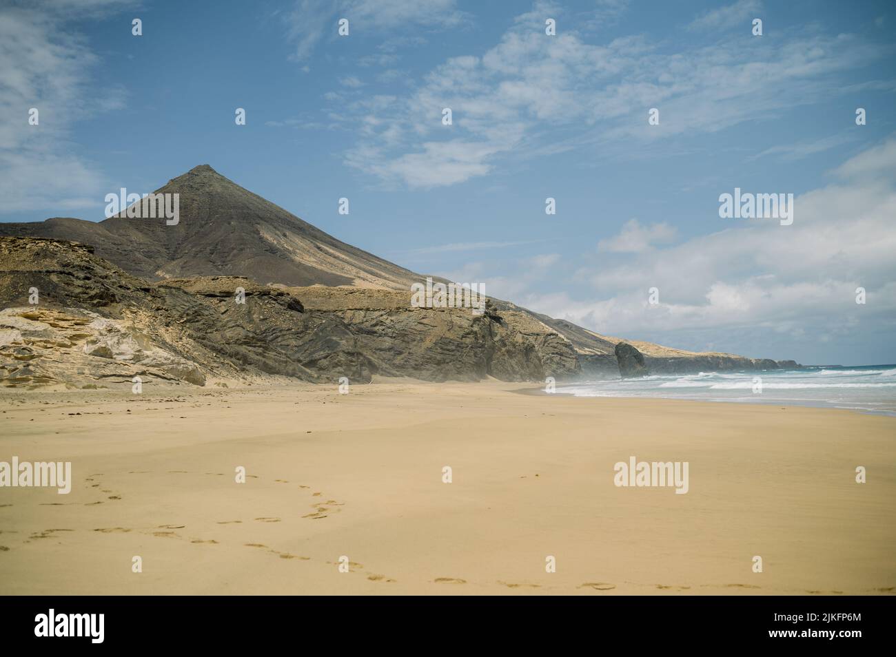 Sandstrand an bewölktem Tag Stockfoto