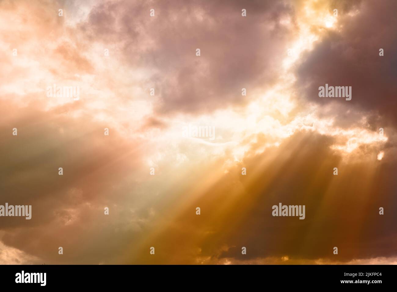 Dramatische und wunderschöne Wolken am Himmel Stockfoto