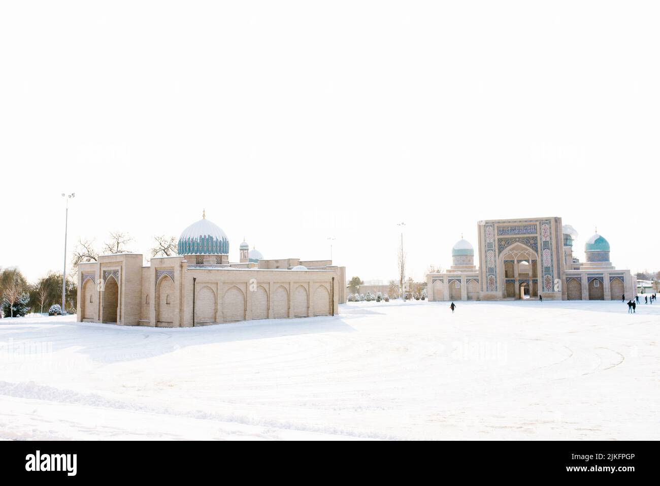 Taschkent, Usbekistan. Dezember 2020. Altstadt im Winter. Muyi Miborak Madrasah und Barak Khan Madrasah Stockfoto