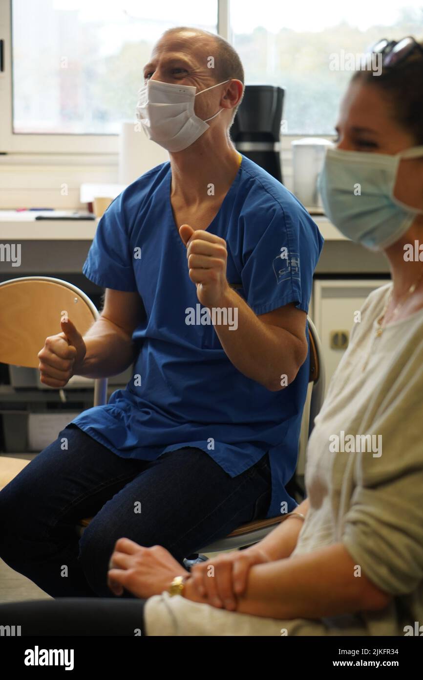 Anästhesiestudenten während der Nachbesprechung nach einer Reanimationsübung in einer kritischen Situation an der medizinischen Fakultät von Nimes. Stockfoto