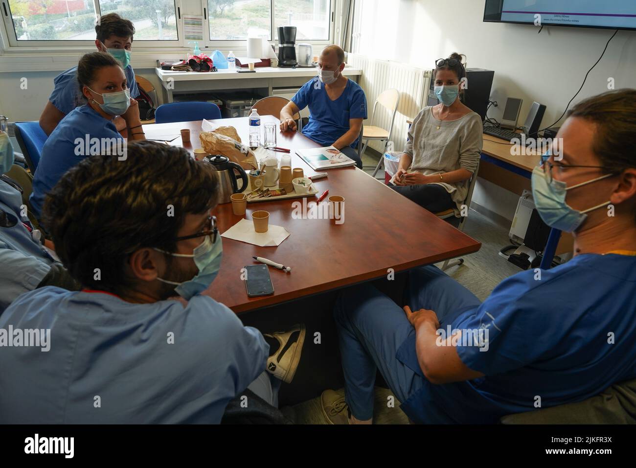 Anästhesiestudenten während der Nachbesprechung nach einer Reanimationsübung in einer kritischen Situation an der medizinischen Fakultät von Nimes. Stockfoto