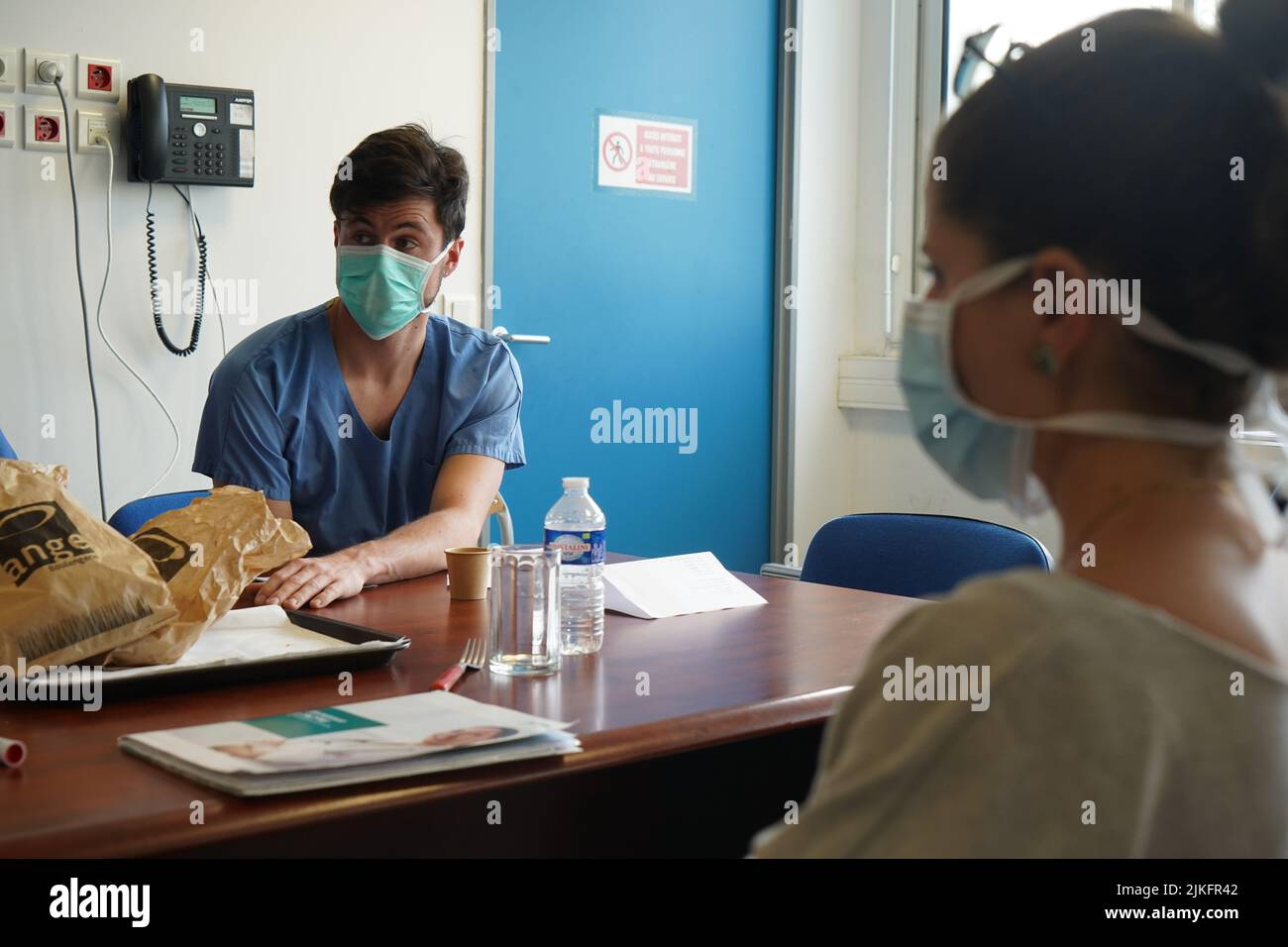 Anästhesiestudenten während der Nachbesprechung nach einer Reanimationsübung in einer kritischen Situation an der medizinischen Fakultät von Nimes. Stockfoto