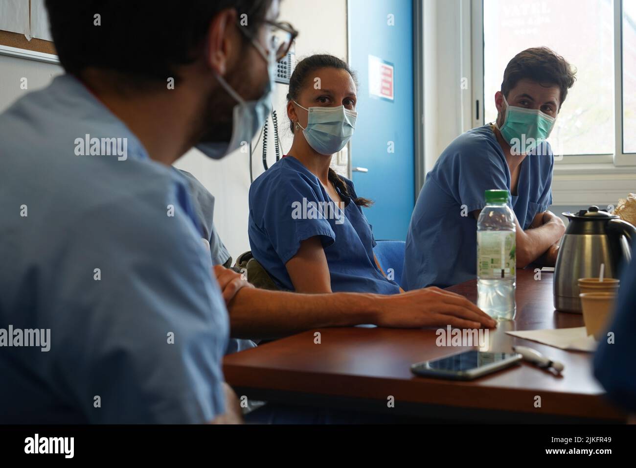 Anästhesiestudenten während der Nachbesprechung nach einer Reanimationsübung in einer kritischen Situation an der medizinischen Fakultät von Nimes. Stockfoto