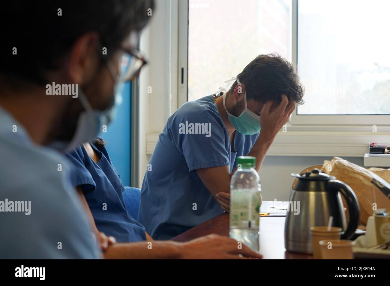 Anästhesiestudenten während der Nachbesprechung nach einer Reanimationsübung in einer kritischen Situation an der medizinischen Fakultät von Nimes. Stockfoto