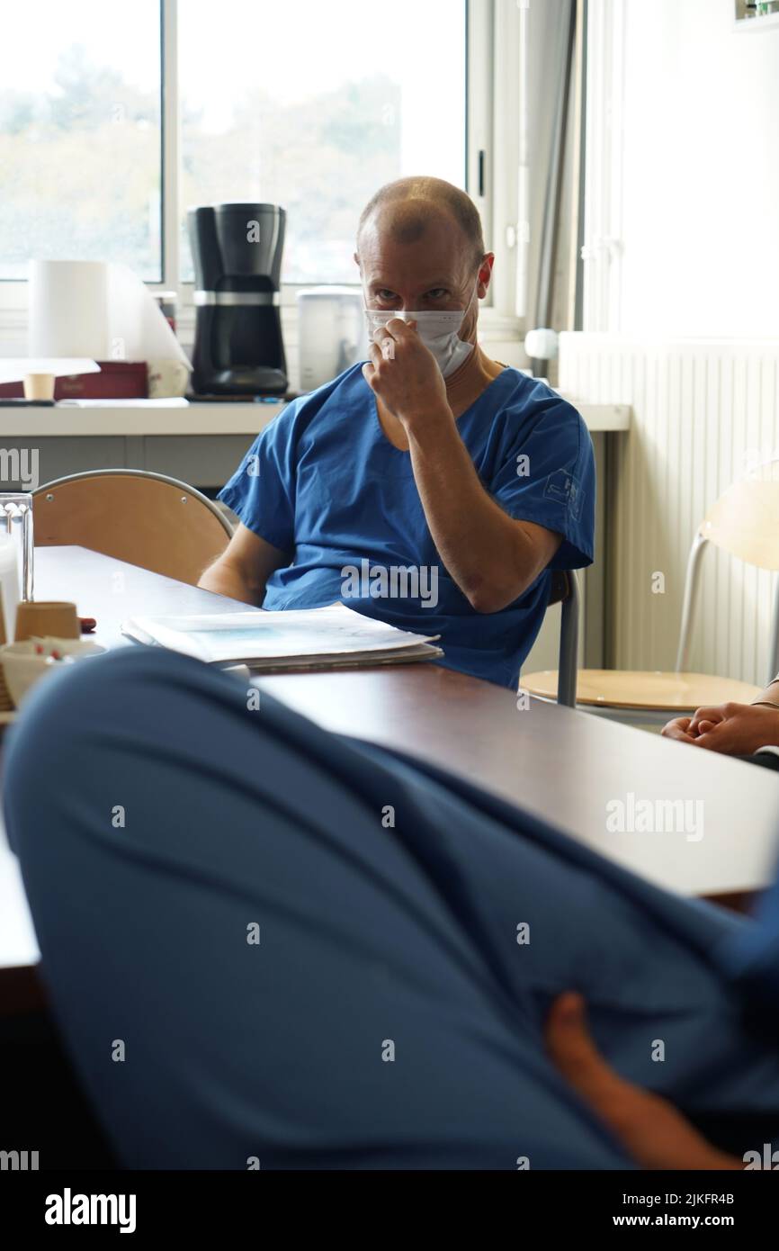 Anästhesiestudenten während der Nachbesprechung nach einer Reanimationsübung in einer kritischen Situation an der medizinischen Fakultät von Nimes. Stockfoto