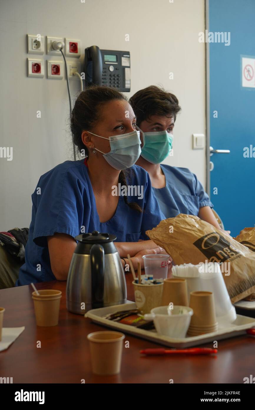 Anästhesiestudenten während der Nachbesprechung nach einer Reanimationsübung in einer kritischen Situation an der medizinischen Fakultät von Nimes. Stockfoto