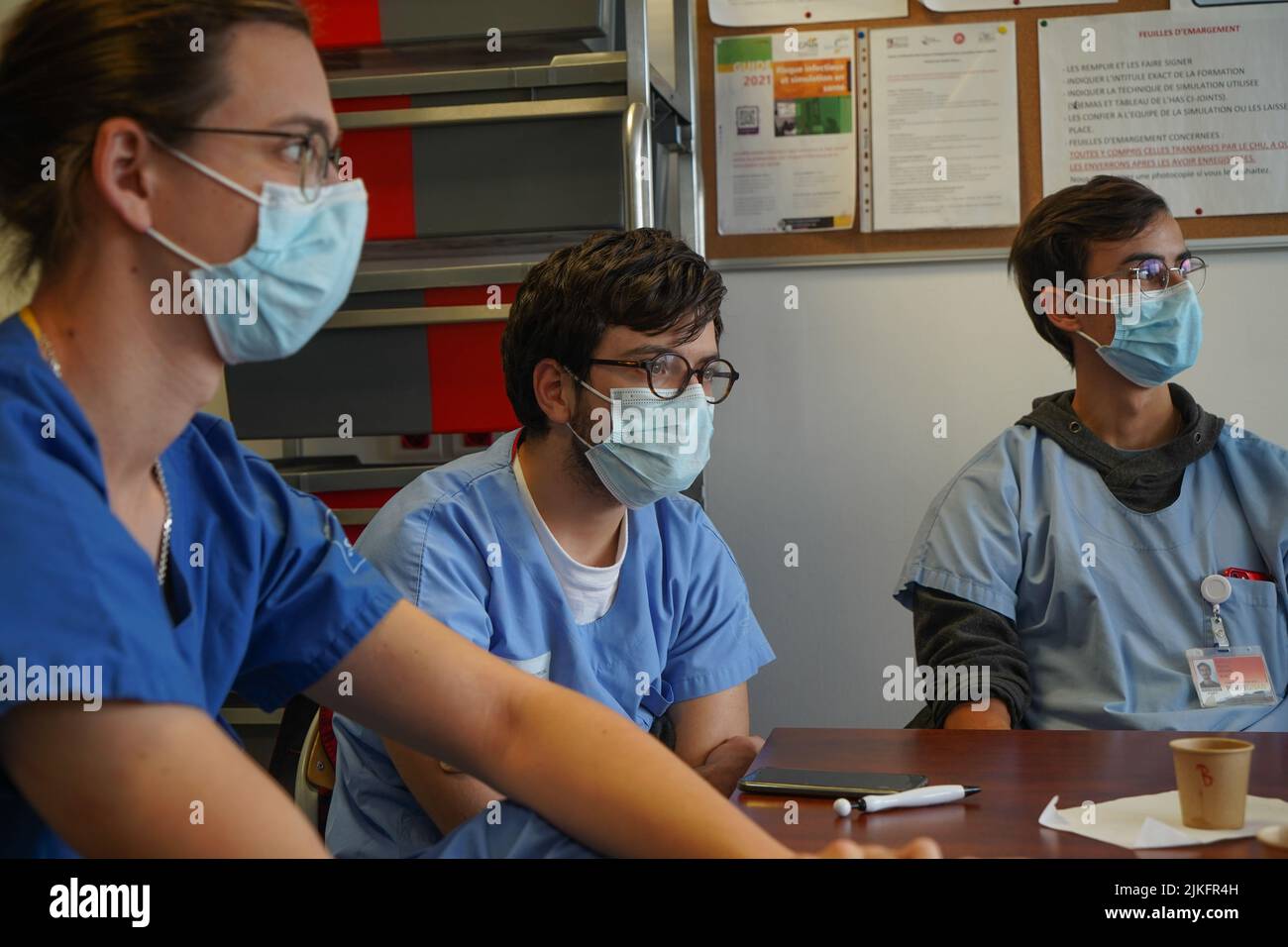 Anästhesiestudenten während der Nachbesprechung nach einer Reanimationsübung in einer kritischen Situation an der medizinischen Fakultät von Nimes. Stockfoto