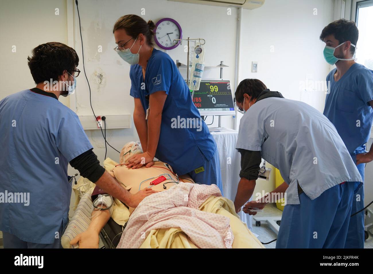 Anästhesiologische Studenten während einer Reanimationsübung in einer kritischen Situation an der medizinischen Fakultät von Nimes. Die Schüler trainieren auf einem Roboter-Dummy SIM man 3 G. Stockfoto