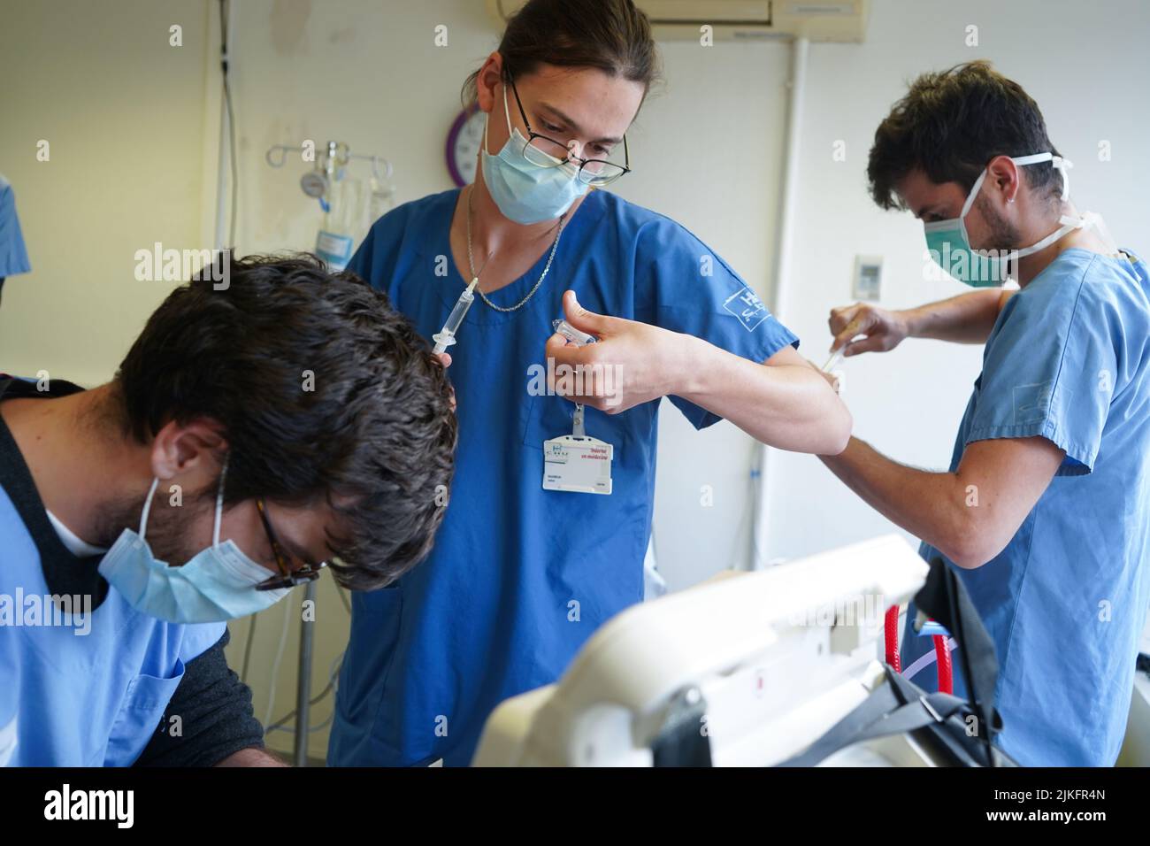 Anästhesiologische Studenten während einer Reanimationsübung in einer kritischen Situation an der medizinischen Fakultät von Nimes. Die Schüler trainieren auf einem Roboter-Dummy SIM man 3 G. Stockfoto