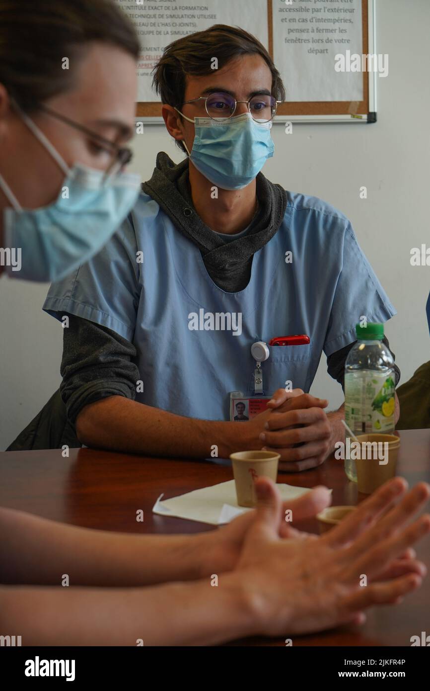 Anästhesiestudenten während der Nachbesprechung nach einer Reanimationsübung in einer kritischen Situation an der medizinischen Fakultät von Nimes. Stockfoto