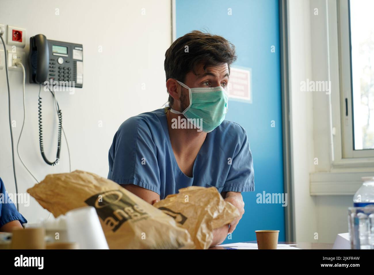 Anästhesiestudenten während der Nachbesprechung nach einer Reanimationsübung in einer kritischen Situation an der medizinischen Fakultät von Nimes. Stockfoto