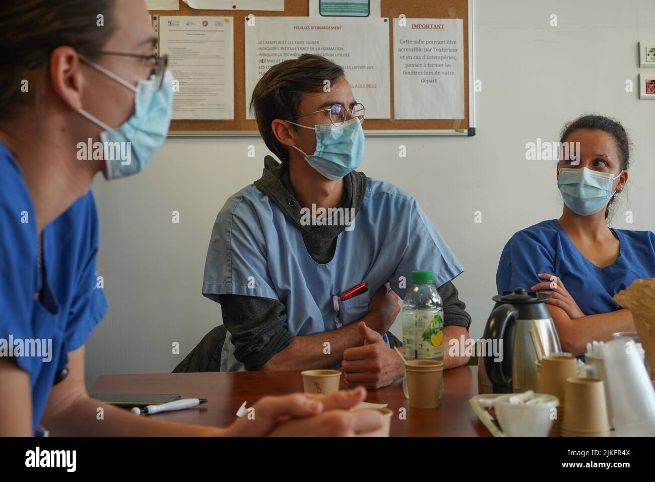 Anästhesiestudenten während der Nachbesprechung nach einer Reanimationsübung in einer kritischen Situation an der medizinischen Fakultät von Nimes. Stockfoto