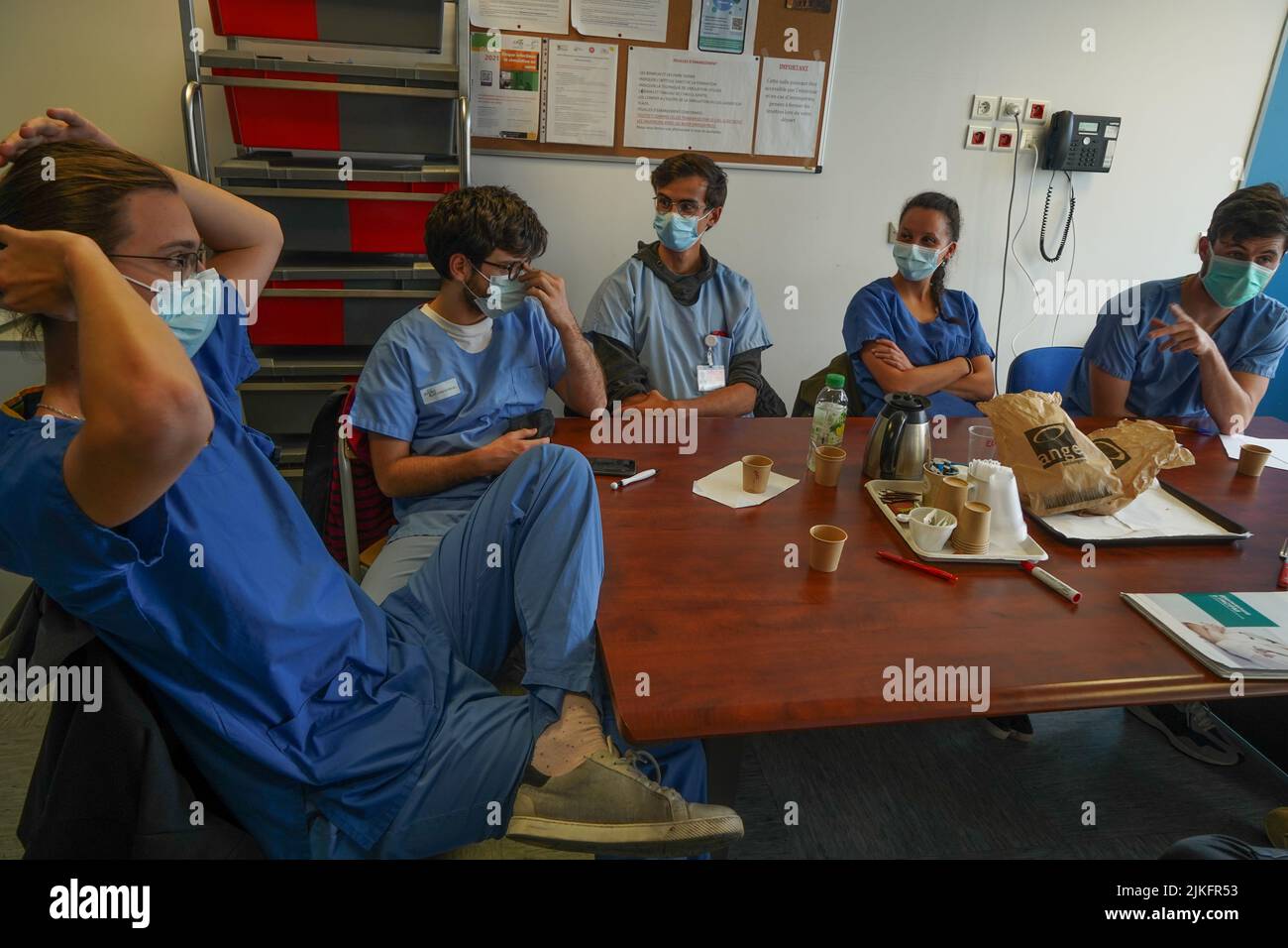 Anästhesiestudenten während der Nachbesprechung nach einer Reanimationsübung in einer kritischen Situation an der medizinischen Fakultät von Nimes. Stockfoto