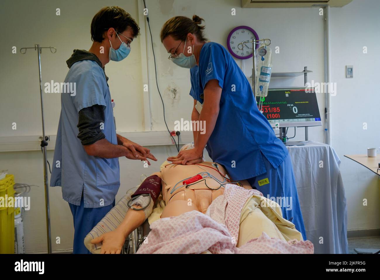 Anästhesiologische Studenten während einer Reanimationsübung in einer kritischen Situation an der medizinischen Fakultät von Nimes. Die Schüler trainieren auf einem Roboter-Dummy SIM man 3 G. Stockfoto