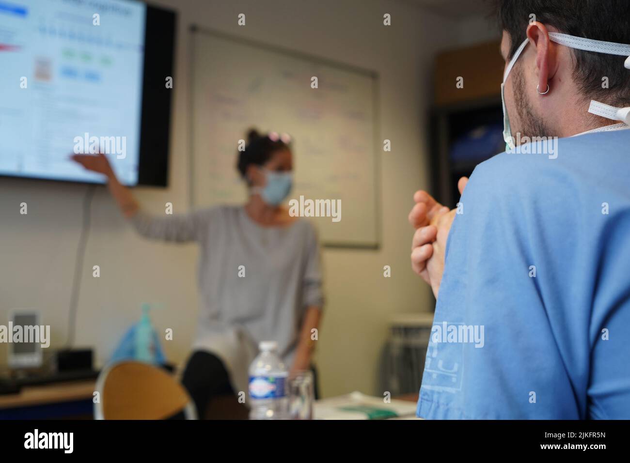 Anästhesiestudenten während der Nachbesprechung nach einer Reanimationsübung in einer kritischen Situation an der medizinischen Fakultät von Nimes. Stockfoto