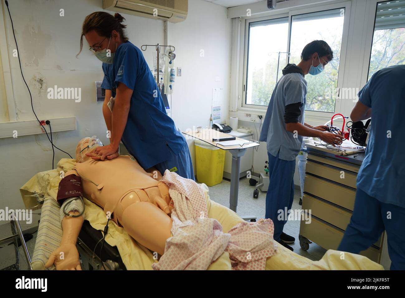 Anästhesiologische Studenten während einer Reanimationsübung in einer kritischen Situation an der medizinischen Fakultät von Nimes. Die Schüler trainieren auf einem Roboter-Dummy SIM man 3 G. Stockfoto