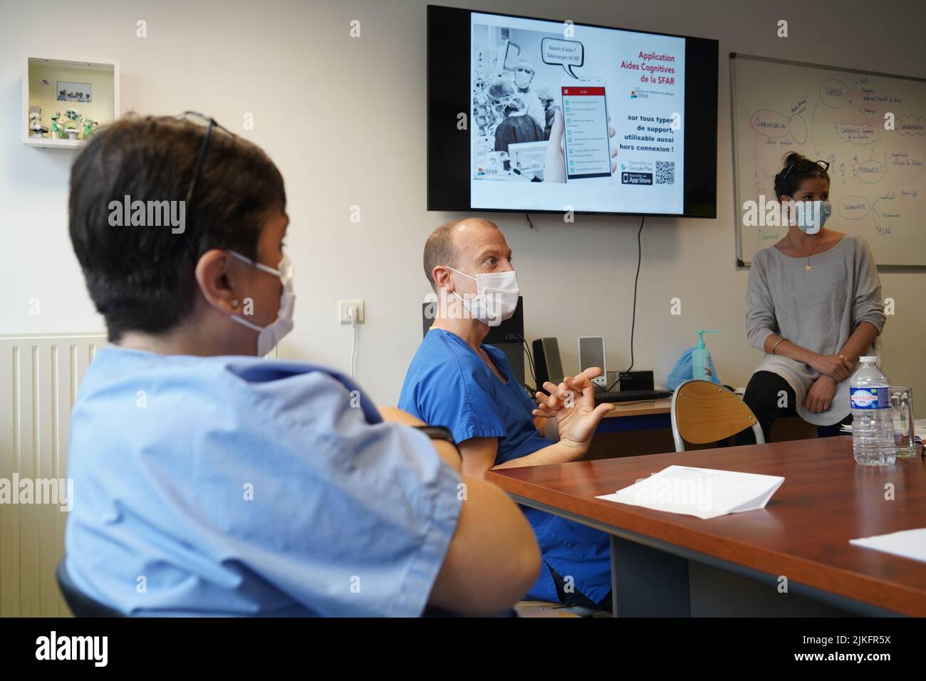 Anästhesiestudenten während der Nachbesprechung nach einer Reanimationsübung in einer kritischen Situation an der medizinischen Fakultät von Nimes. Stockfoto