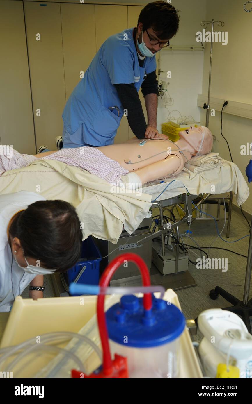 Anästhesiologische Studenten während einer Reanimationsübung in einer kritischen Situation an der medizinischen Fakultät von Nimes. Die Schüler trainieren auf einem Roboter-Dummy SIM man 3 G. Stockfoto