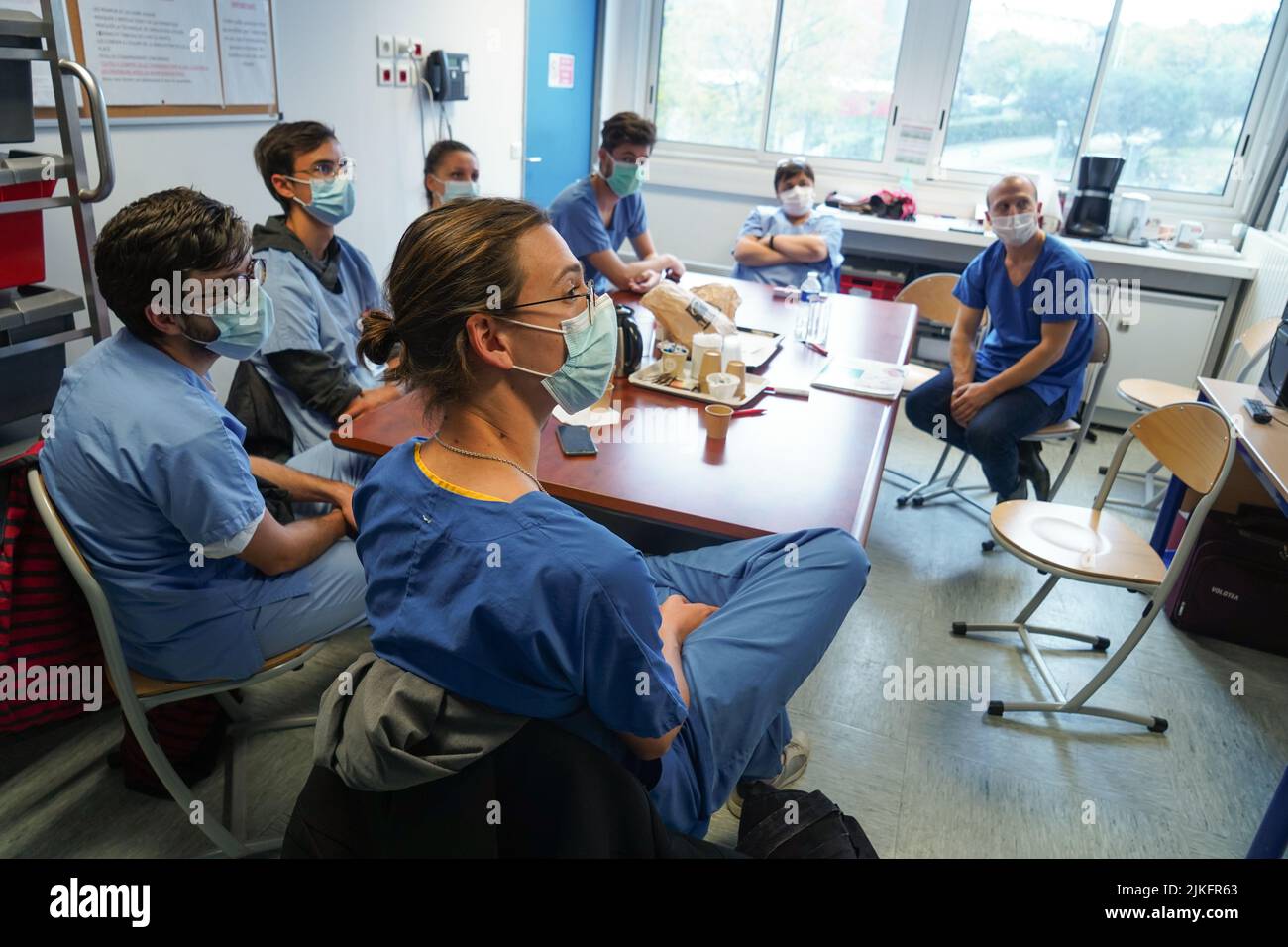 Anästhesiestudenten während der Nachbesprechung nach einer Reanimationsübung in einer kritischen Situation an der medizinischen Fakultät von Nimes. Stockfoto