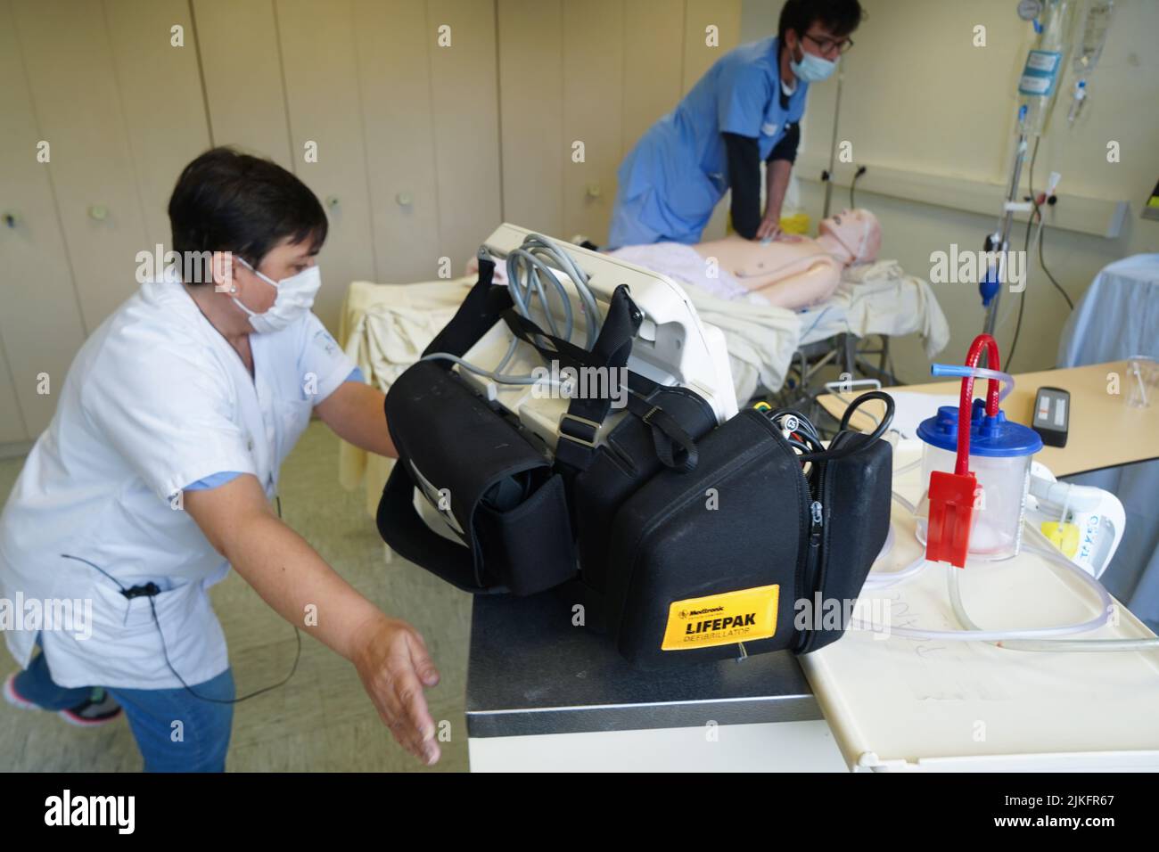 Anästhesiologische Studenten während einer Reanimationsübung in einer kritischen Situation an der medizinischen Fakultät von Nimes. Die Schüler trainieren auf einem Roboter-Dummy SIM man 3 G. Stockfoto