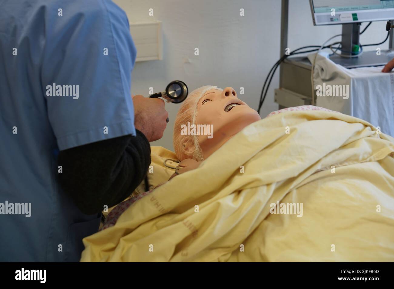 Anästhesiologische Studenten während einer Reanimationsübung in einer kritischen Situation an der medizinischen Fakultät von Nimes. Die Schüler trainieren auf einem Roboter-Dummy SIM man 3 G. Stockfoto