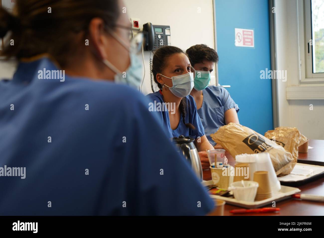 Anästhesiestudenten während der Nachbesprechung nach einer Reanimationsübung in einer kritischen Situation an der medizinischen Fakultät von Nimes. Stockfoto