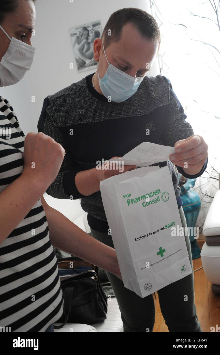 Vorbereitung einer entzündungshemmenden intramuskulären Injektion mit Piroxicam zur Behandlung von Ischias. Stockfoto