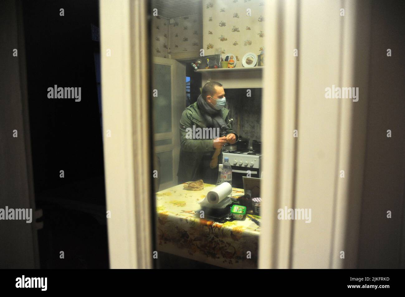 Private Krankenschwester im Haus eines 80-jährigen Patienten für die Montage von Kompressionsstrümpfen und einer Insulininspritze. Stockfoto