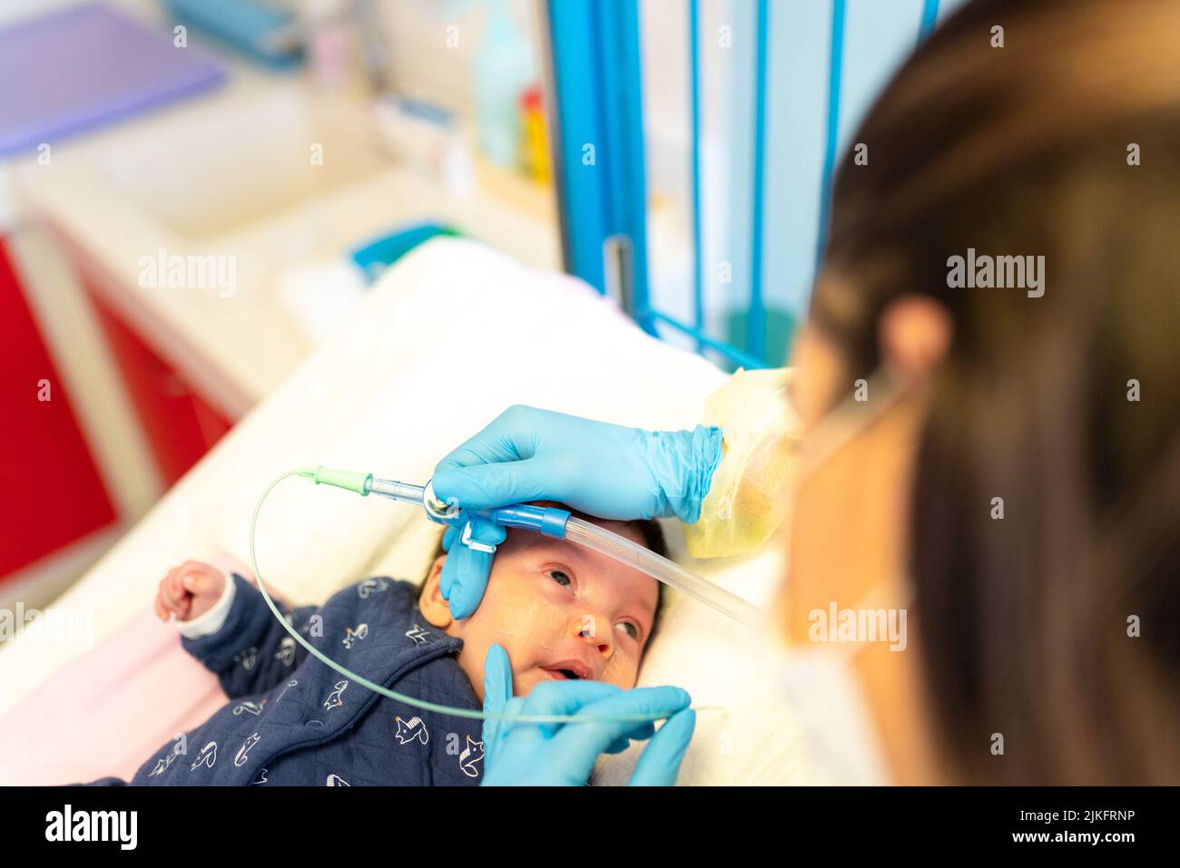 Bronchiolitis-Epidemie auf Kinderstationen eines Krankenhauses. Stockfoto
