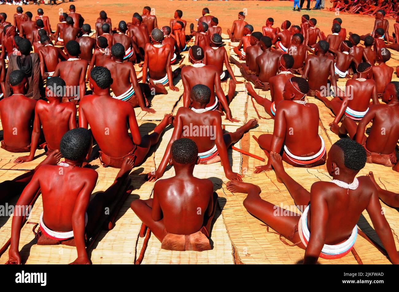 EINE unbequem Spannung zieht die ländlichen Gemeinden in Limpopo in sich, wenn junge Eingeweihte ihren Übergangsritus in den Bergen durchmachen – aber wenn sie es tun Stockfoto