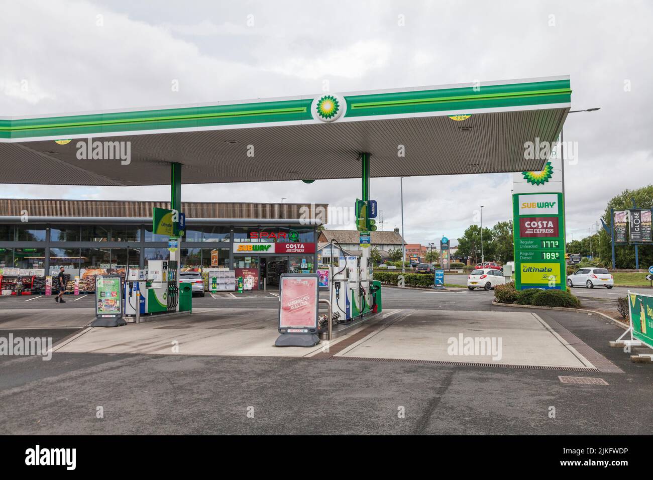 Stockton On Tees, Großbritannien. 2.. August 2022. BP hat seinen größten Quartalsgewinn seit 14 Jahren gemeldet, nachdem die Öl- und Gaspreise in die Höhe schnellten. Kraftstoffauslass in der Stadt. David Dixon/Alamy Stockfoto