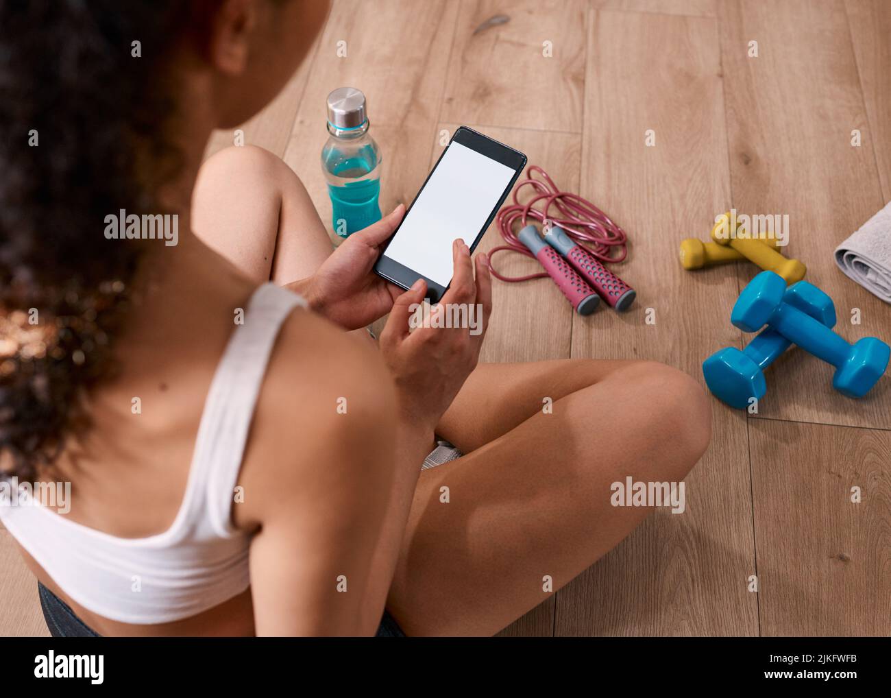 Eine über die Schulter gedrehte Aufnahme der Fitness-App nach dem Training - Chroma-Taste Stockfoto