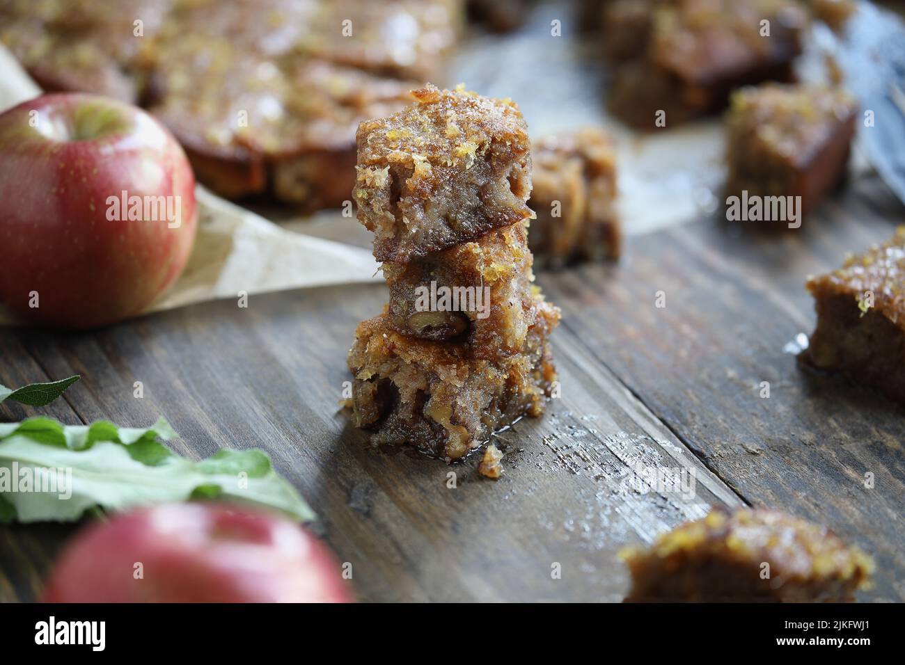 Glutenfreier Apfel- und Walnusskuchen mit süßem Sirup und Mandelmehl, perfekt für Passah, Rosh Hashanah oder ein herbstlicher Nachtisch. Stockfoto