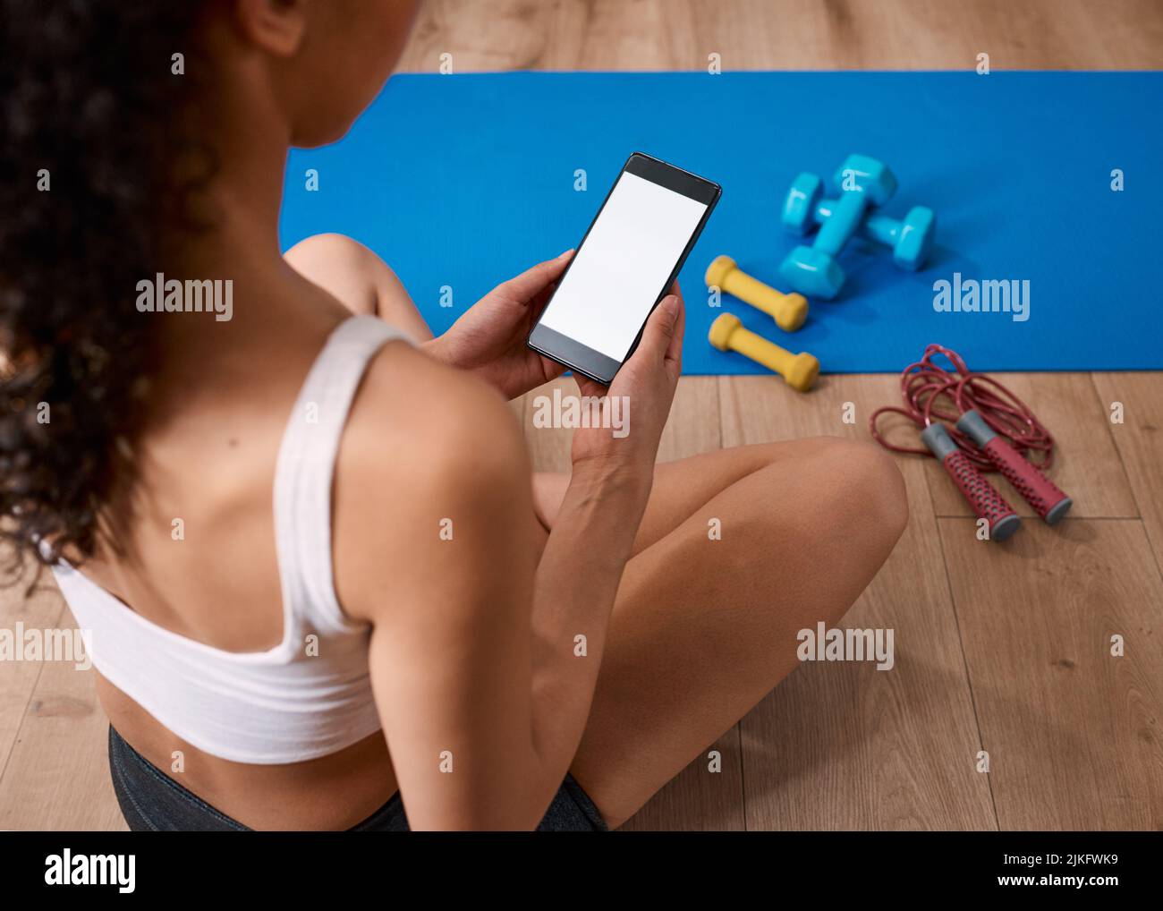 Eine über die Schulter gedrehte Aufnahme der Fitness-App nach dem Training - Chroma-Taste Stockfoto
