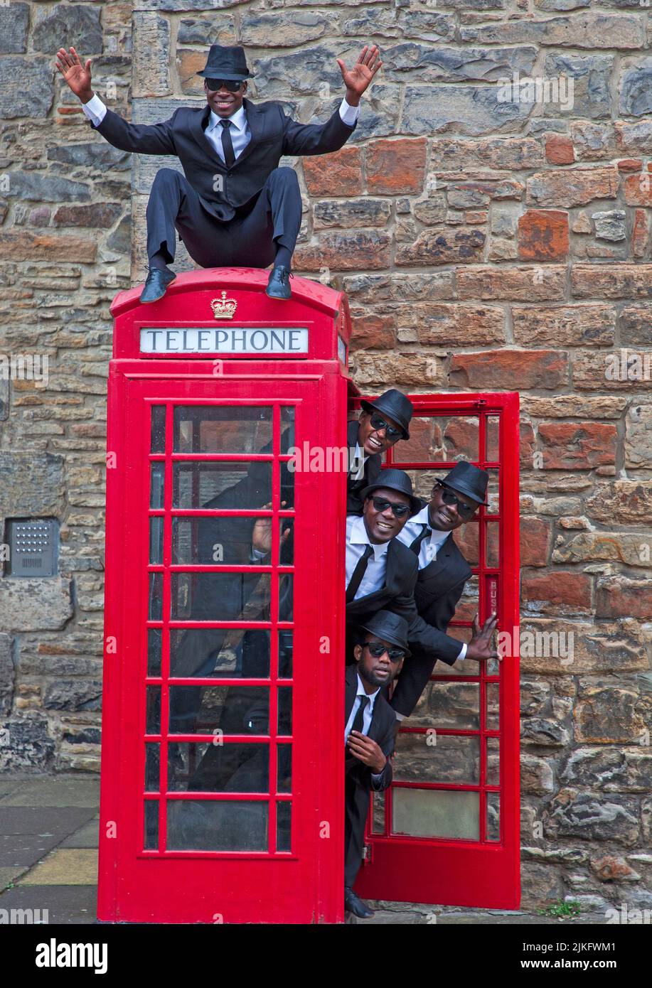 Dean Village, Edinburgh, Schottland, Großbritannien. 2.. August 2022. Die Black Blues Brothers kehren nach Edinburgh Fringe im Sommer zurück. Diese unglaubliche Truppe afrikanischer Akrobaten hat das Publikum auf der ganzen Welt begeistert und für Papst Franziskus im Vatikan und die britische Königsfamilie bei der Royal Variety Show aufgetreten. Tanz, Physical Theatre und Zirkus sind alle in ihrer Vorstellung in der Assembly Rooms Music Hall vom 3. Bis 28. August enthalten. Kredit: Archwhite/alamy Live Nachrichten. Stockfoto