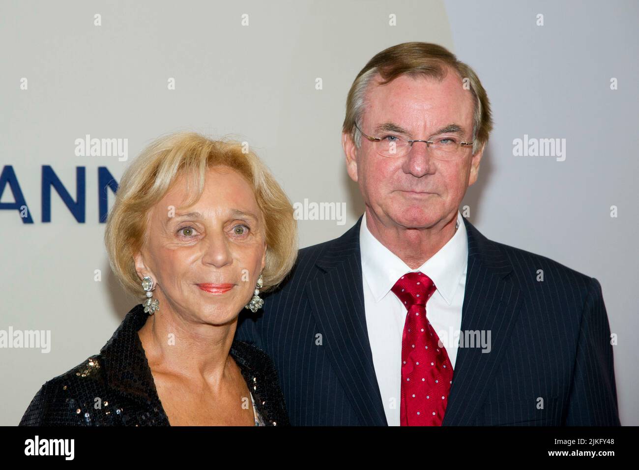 ARCHIVFOTO: Gunter THIELEN feiert seinen 80.. Geburtstag am 4.. August 2022 feierte Gunther THIELEN, Aufsichtsratsvorsitzender der Bertelsmann AG, mit seiner Frau Ulla, Red Carpet, Red Carpet Show, Bertelsmann Party 2012 der Bertelsmann AG in Berlin, Deutschland am 09/27/2012. ? Stockfoto