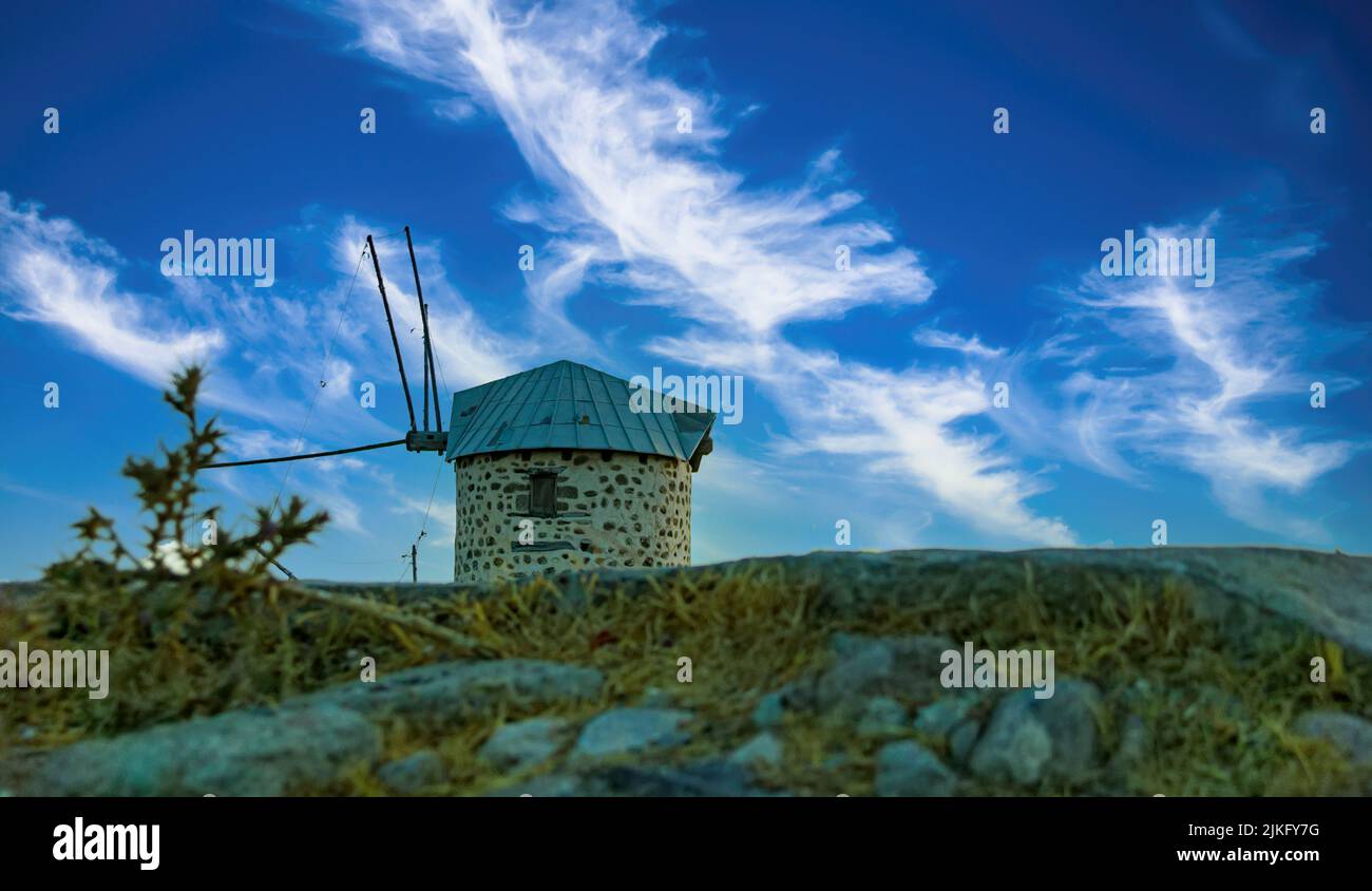 Symbol der Stadt Bodrum (Türkei) alte Windmühle auf einem Hügel. Blauer Himmel mit Wolken. Stockfoto