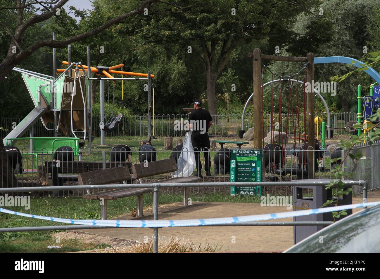 Salisbury, Wiltshire, Großbritannien - 18. Juli 2018: Polizeibeamte von Wiltshire durchsuchen einen Kinderspielplatz nach einem Nervengift von Novichok, der Dawn Sturgess und Charlie Rowley in Amesbury vergiftet hat. Stockfoto Salisbury, Wiltshire, Großbritannien - 18. Juli 2018: Polizeibeamte von Wiltshire durchsuchen einen Kinderspielplatz nach einem Nervengift von Novichok, der Dawn Sturgess und Charlie Rowley in Amesbury vergiftet hat. Stockfoto