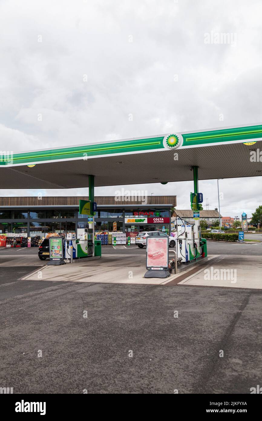 Stockton On Tees, Großbritannien. 2.. August 2022. BP hat seinen größten Quartalsgewinn seit 14 Jahren gemeldet, nachdem die Öl- und Gaspreise in die Höhe schnellten. Kraftstoffauslass in der Stadt. David Dixon/Alamy Stockfoto