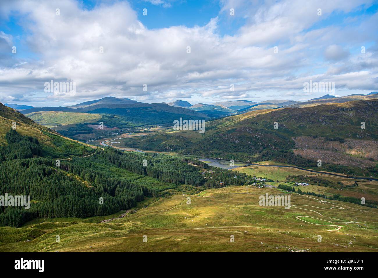 Landschaftsfotografie von Bergen, Fluss, Wald, Dorf, Himmel Stockfoto