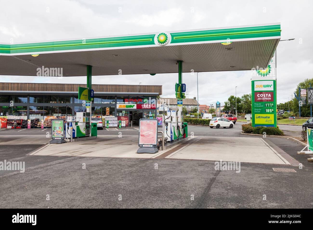 Stockton On Tees, Großbritannien. 2.. August 2022. BP hat seinen größten Quartalsgewinn seit 14 Jahren gemeldet, nachdem die Öl- und Gaspreise in die Höhe schnellten. Kraftstoffauslass in der Stadt. David Dixon/Alamy Stockfoto