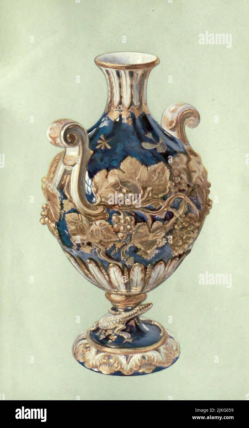 Vase aus einem Dreierset, Chelsea, um 1760, mit vergoldeten Reliefverzierungen auf einem mazarinblauen Boden. Höhe, 11,5 Zoll aus „Ein Porzellanbuch, feine Beispiele im Victoria and Albert Museum“ von Bernard Rackham und William Gibb, Erscheinungsdatum 1910 Verlag London, A. & C. Black Stockfoto