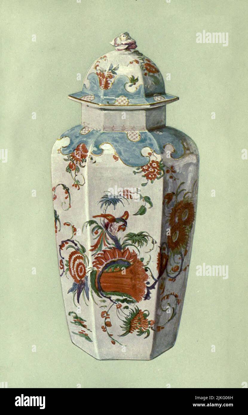 Vase, mit Cover, Worcester, um 1760, mit Design nach dem japanischen Stil. Höhe, 11 Zoll aus „Ein Porzellanbuch, feine Beispiele im Victoria and Albert Museum“ von Bernard Rackham und William Gibb, Erscheinungsdatum 1910 Verlag London, A. & C. Black Stockfoto
