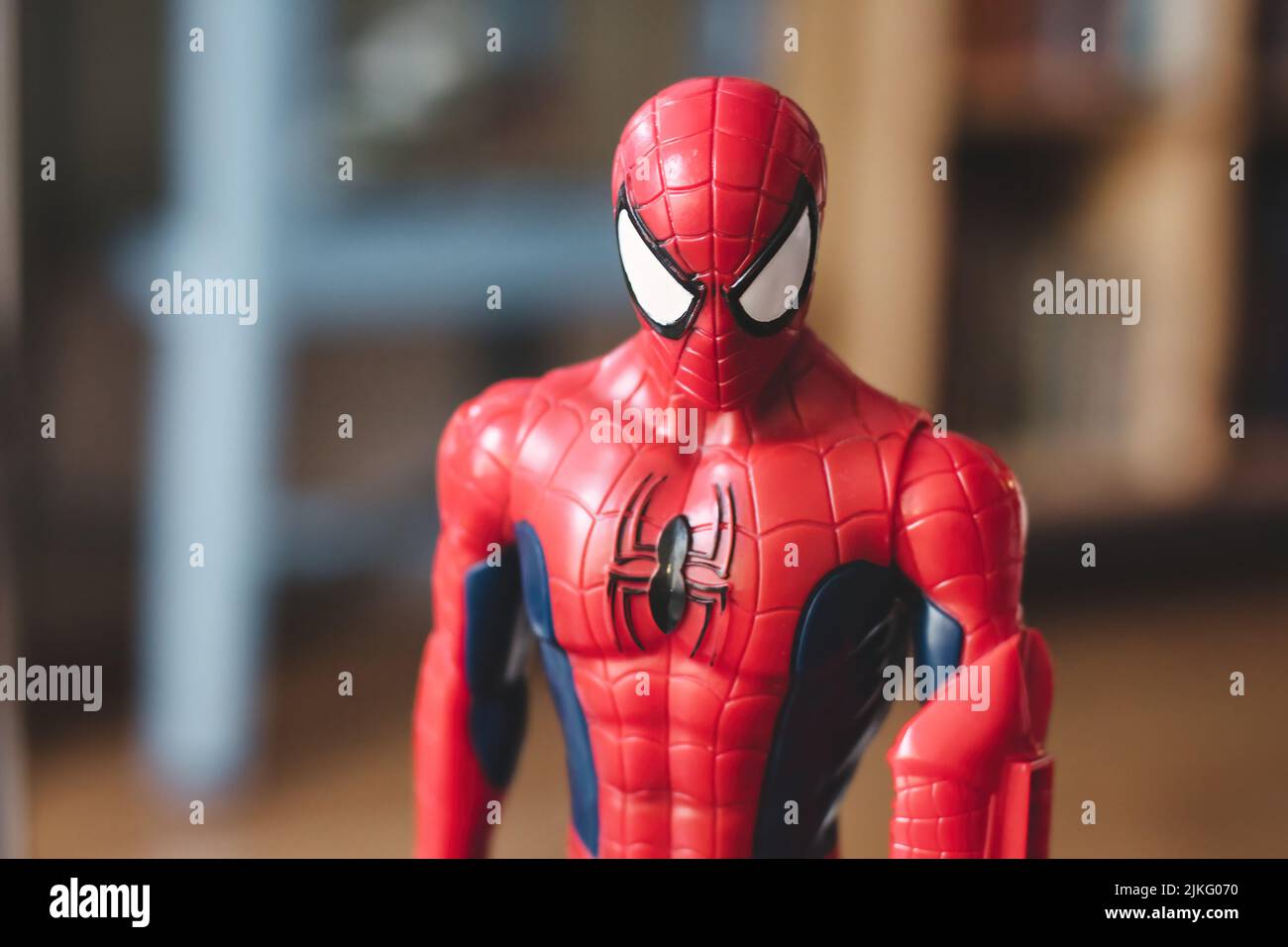 Eine Spiderman-Action-Figur aus Kunststoff, die direkt auf die Kamera blickt Stockfoto