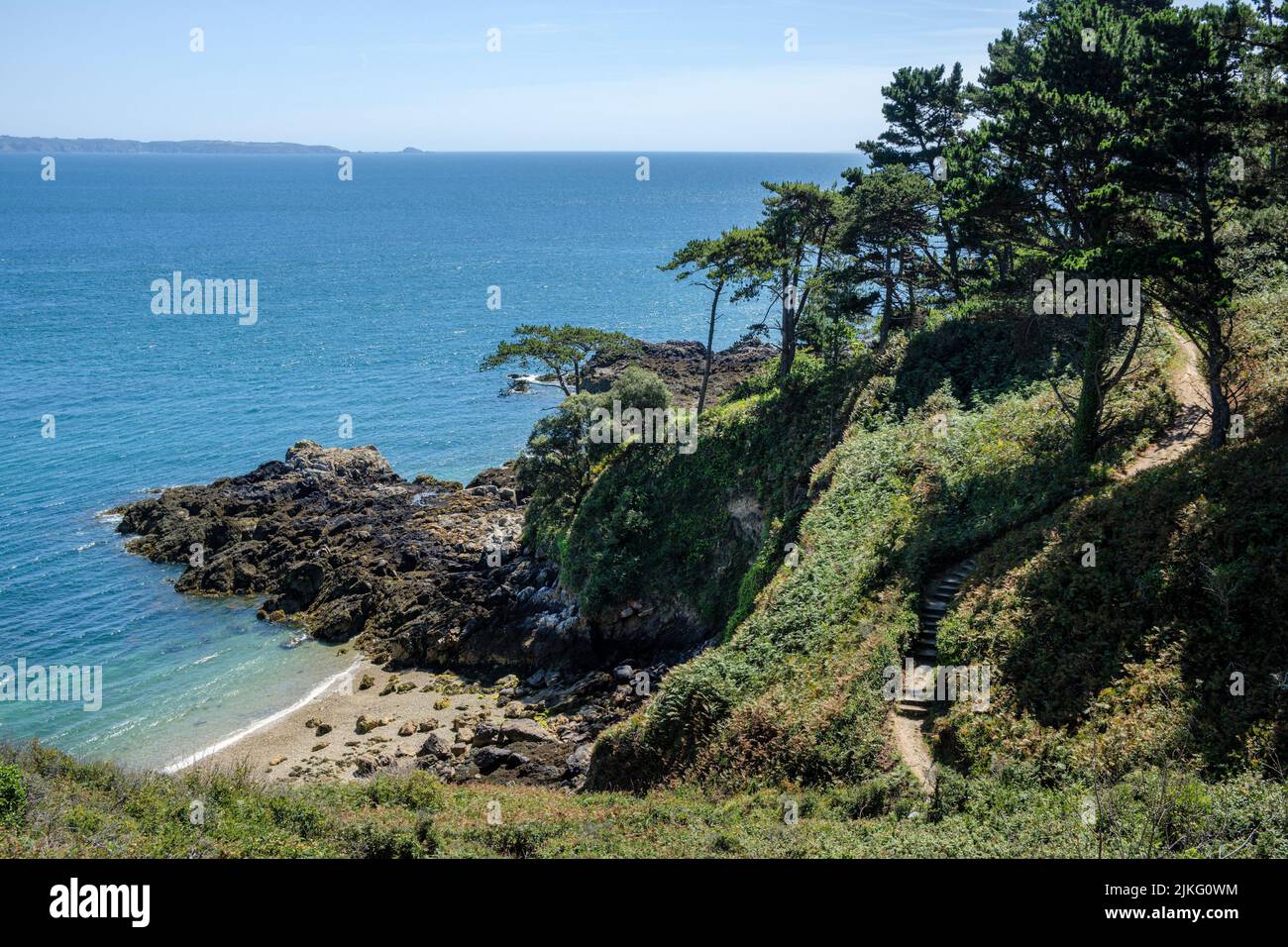 Marble Bay (Le Pied du Mur) mit Blick auf Sark in der Ferne, Guernsey, Kanalinseln Stockfoto
