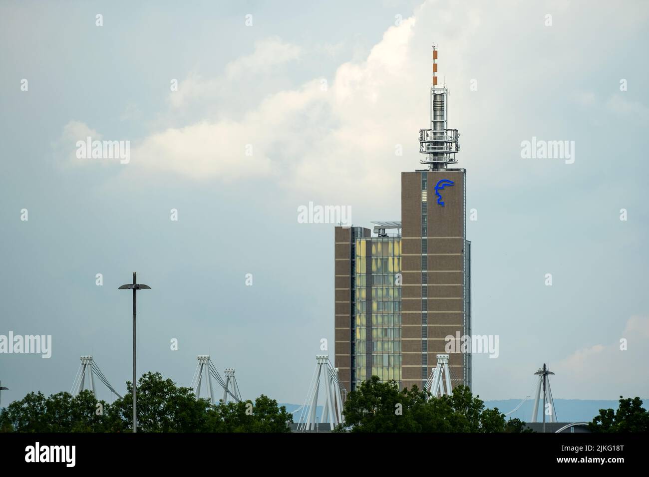 01.06.2022, Deutschland, Niedersachsen, Hannover - Deutsche Messe AG, Blick auf das zentrale Hochhaus auf dem Messegelände. 00A220601D017CARO.JPG [M Stockfoto