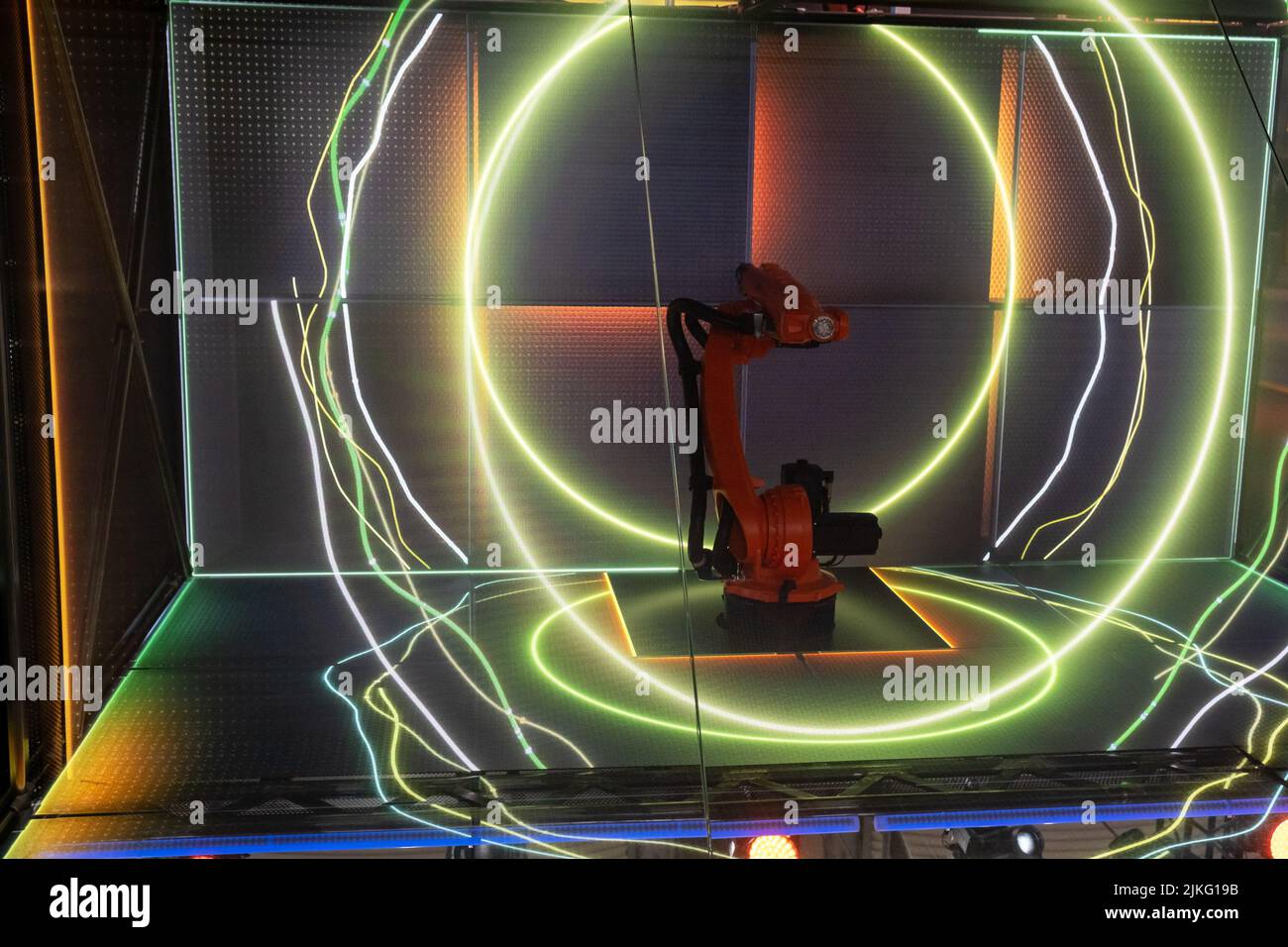 01.06.2022, Deutschland, Niedersachsen, Hannover - Hannover Messe, SAP-Stand mit KUKA Roboterarm im Rahmen einer Lightshow. 00A220601D087CARO.JPG [MODELL RELEA Stockfoto