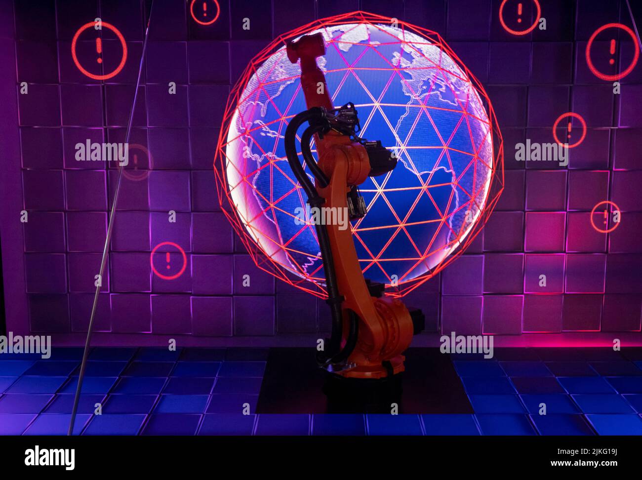01.06.2022, Deutschland, Niedersachsen, Hannover - Hannover Messe, SAP-Stand mit KUKA Roboterarm im Rahmen einer Lightshow. 00A220601D105CARO.JPG [MODELL RELEA Stockfoto